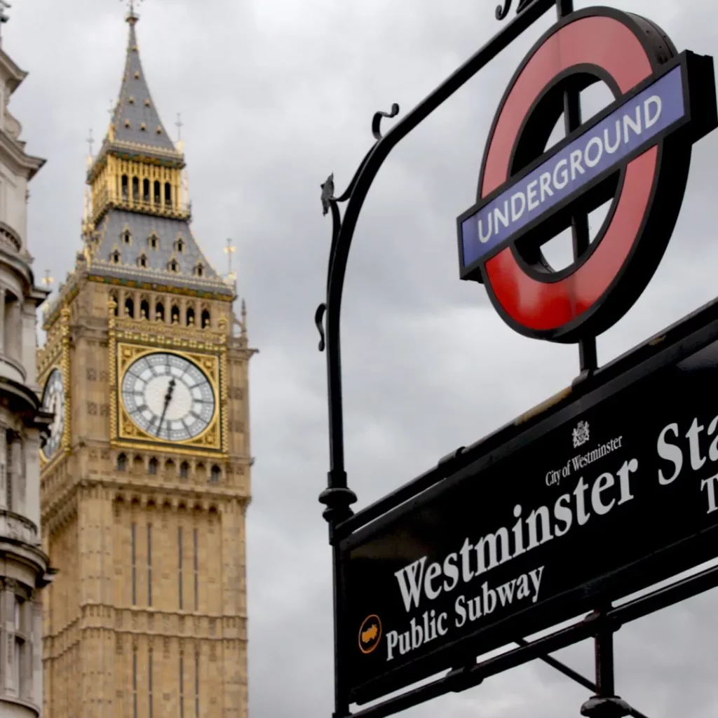 BigBen in London mit Underground Schild