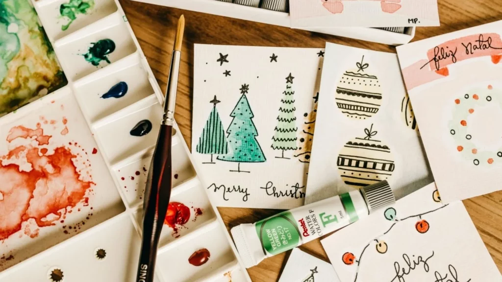 Weihnachtskarten und Pinsel